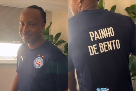 Thiaguinho surge com camisa do Bahia em homenagem a Carol Peixinho e brinca: “Fiquei bonito”