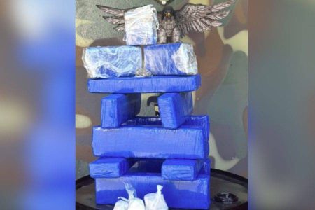 Foragida é presa com drogas após pedir carona a policial militar