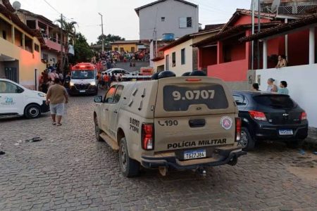 Carro desgovernado invade casa e mata duas pessoas na Bahia