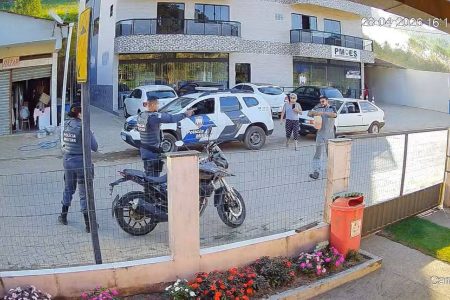 Homem incendeia moto durante abordagem da PM e mãe fica ferida ao tentar impedir