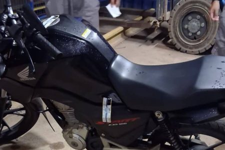 Motocicleta adulterada é apreendida após fuga de suspeito em Valéria