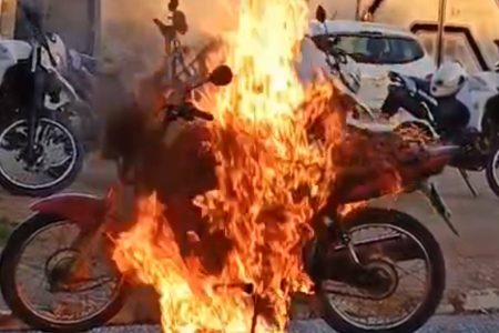 Homem é preso após incendiar própria moto durante blitz em Feira de Santana