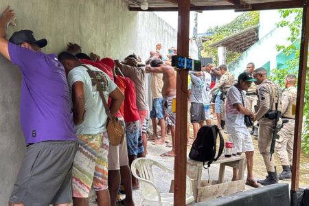 PM desarticula rinha de galos, apreende arma e mais de R$ 150 mil em São Cristóvão