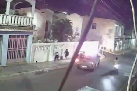 Jovens abandonam moto e fogem ao ver viatura da PM no interior da Bahia