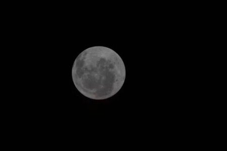 Astronautas da Artemis II iniciam retorno à Terra após contornar a Lua e batem recorde histórico