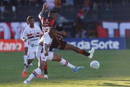 Vitória vence o São Paulo por 2 a 0 no Barradão e sobe na tabela do Brasileirão