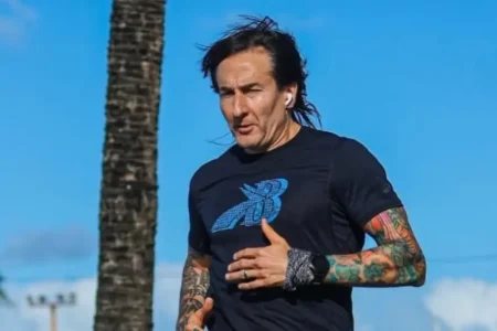 Richard Fortus é visto correndo na Barra e agita clima antes do show do Guns N’ Roses em Salvador