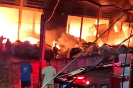 Incêndio de grandes proporções atinge galpão de reciclagem em Camaçari