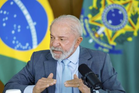 “Quando o povo toma uma decisão, temos que aceitar”, diz Lula sobre Flávio Bolsonaro