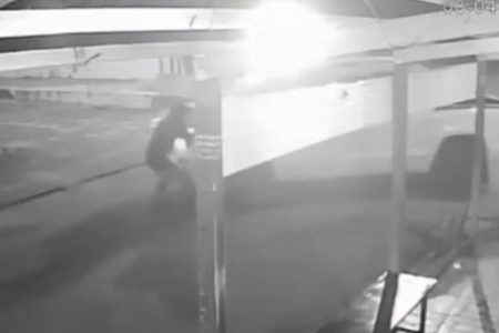 Vídeo mostra homem sendo atropelado por caminhonete em Natal; vítima segue internada