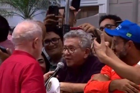 Lula corrige Caetano ao vivo sobre valores do PAC em Camaçari e prefeito fica constrangido