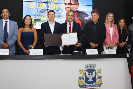 Atacante Osvaldo, do Vitória, recebe título de Cidadão de Salvador