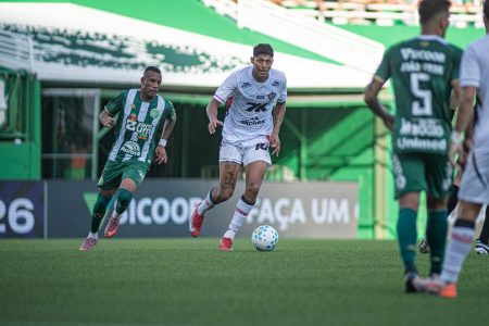 Chapecoense e Vitória empatam em jogo marcado por gols de Neto Pessoa e Matheuzinho