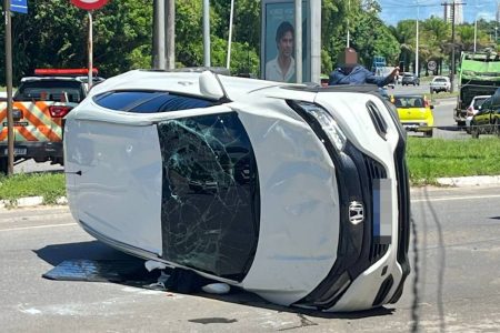 Dois homens são presos após capotarem carro roubado na Paralela