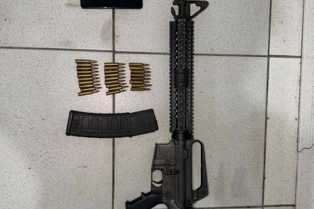 Operação da PM e PC prende dois suspeitos e apreende fuzil no Extremo Sul da Bahia