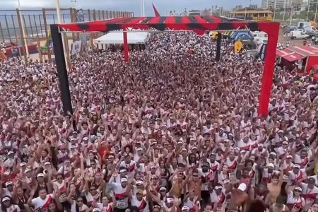 Corrida do Vitória reúne milhares de pessoas na orla de Salvador