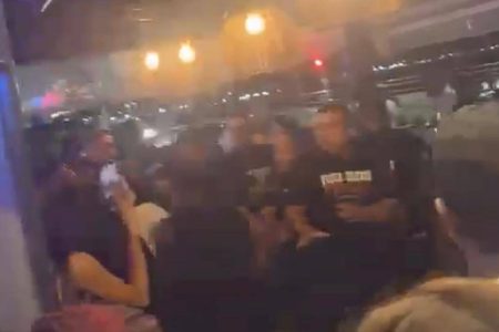 Produtores das bandas Rei dos Faixas e Pankadão brigam dentro de bar em Salvador