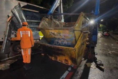 Trabalhador morre após contêiner de lixo cair durante colisão em Salvador
