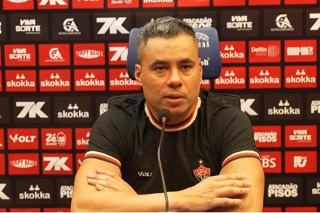Jair Ventura elogia postura do Vitória e reclama do VAR: “A gente fica chateado”