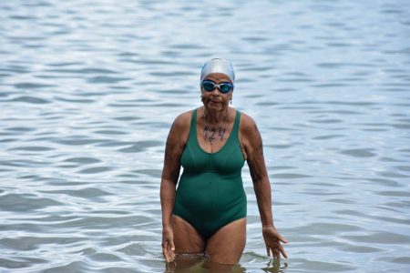 Aos 87 anos, Dona Waldete emociona em prova de natação em Salvador