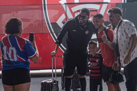 Mãe tricolor registra filho rubro-negro com elenco do Vitória e foto viraliza nas redes sociais
