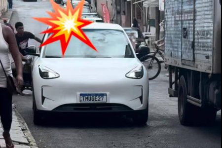 Jovem celebra por pegar carro elétrico e acaba registrando colisão com moto em Salvador