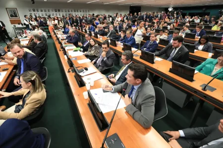 CCJ da Câmara retoma análise do fim da escala 6×1 nesta quarta