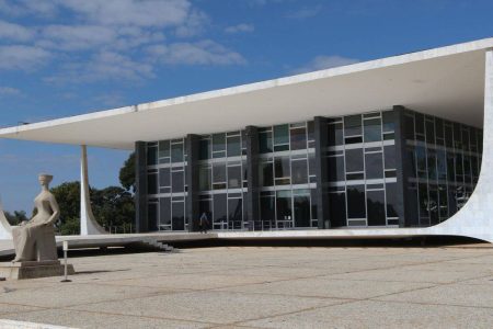 Defesa pede autorização do STF para que Bolsonaro possa operar ombro