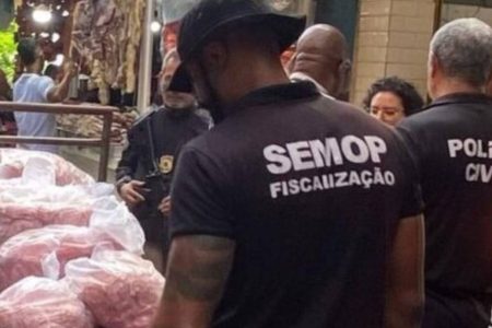 Fiscalização apreende produtos impróprios para consumo durante operação na Feira de São Joaquim