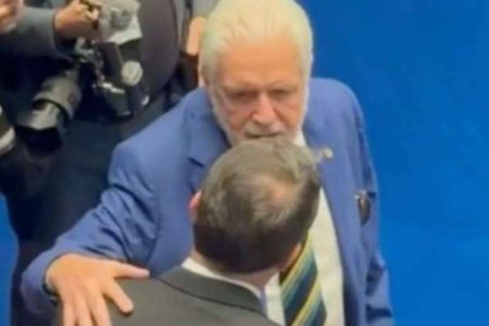 Leitura labial revela conversa entre Jaques Wagner e Flávio Bolsonaro antes de votação no Senado