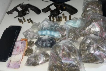 Confronto entre PM e traficantes deixa dois baleados na Mata Escura
