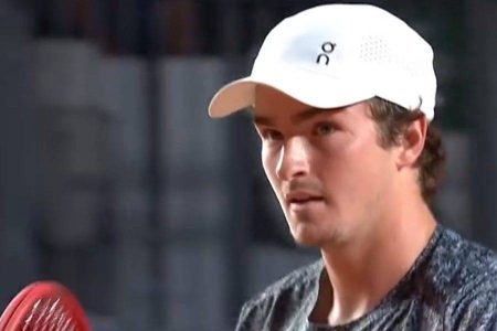 João Fonseca supera francês e larga com vitória em Roland Garros