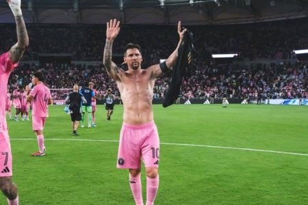 Messi sente problema muscular, deixa partida do Inter Miami e liga alerta na Argentina para Copa