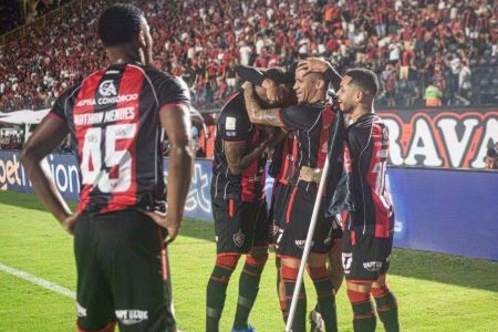 Vitória chega com mudanças para enfrentar o Bragantino; saiba onde assistir, time provável e desfalques