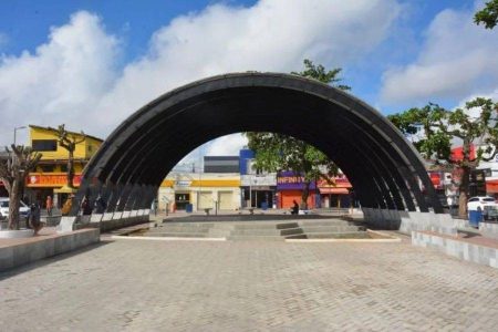 Mãe e filho de 12 anos são baleados durante ataque em praça de Feira de Santana