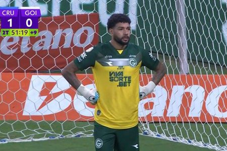 Volante do Vitória emprestado ao Goiás termina jogo como goleiro diante do Cruzeiro