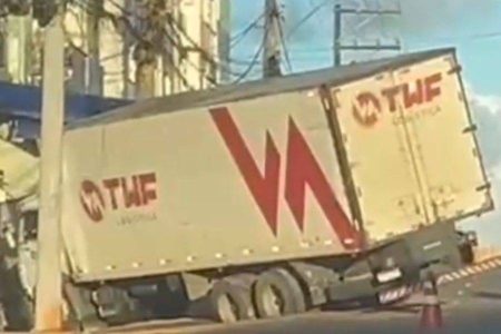 Caminhão fica preso após asfalto ceder e trava trânsito em Amaralina