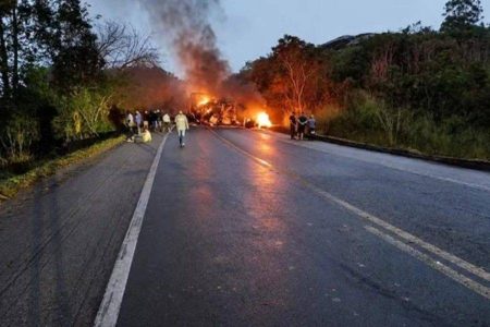 Colisão entre ônibus e carreta seguida de incêndio deixa ao menos oito mortos em Minas Gerais