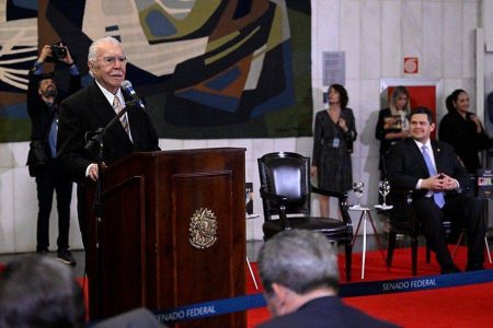 Ex-presidente relança romances no Congresso Nacional e destaca trajetória entre literatura e política
