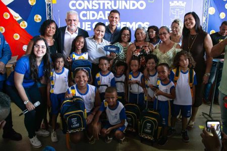 Débora Regis anuncia reajuste para professores e novo kit escolar em Lauro de Freitas