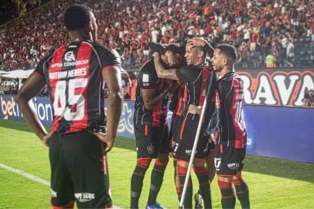 Vitória vive melhor fase em anos e se aproxima de campanha histórica