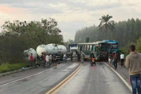 Colisão entre carreta e ônibus deixa motorista morto e vários feridos na BR-101