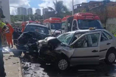 Idosa morre após colisão entre dois carros em bairro residencial de Salvador