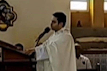 Padre se retrata em missa e pede desculpas à família de Preta Gil após falas sobre intolerância religiosa