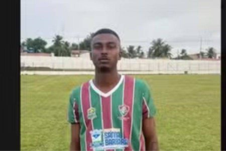 Jovem morre após perder controle de moto e atingir cerca no interior da Bahia
