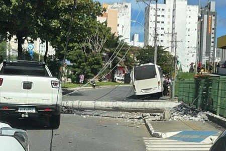 Ônibus do TFD bate em poste no Costa Azul, deixa feridos e causa bloqueio total no trânsito