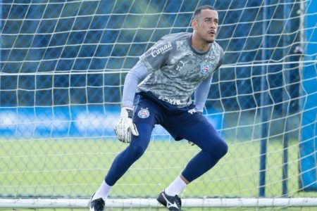 Léo Vieira se destaca no Bahia e lidera ranking de defesas da Série A