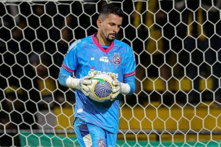 Marcos Felipe volta a ser opção do Bahia em meio a problemas no gol