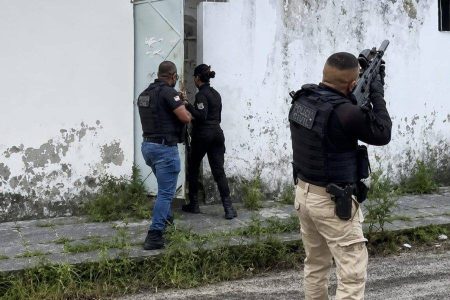 Casal suspeito de tráfico de drogas é preso durante operação policial em Feira de Santana