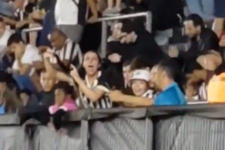 Torcedora do Santos é flagrada em ato racista contra torcida do Vitória: “Meu cabelo é liso”